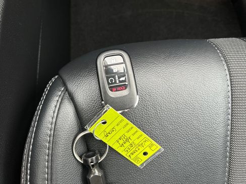 Used 2025 Honda Pilot Touring image 29