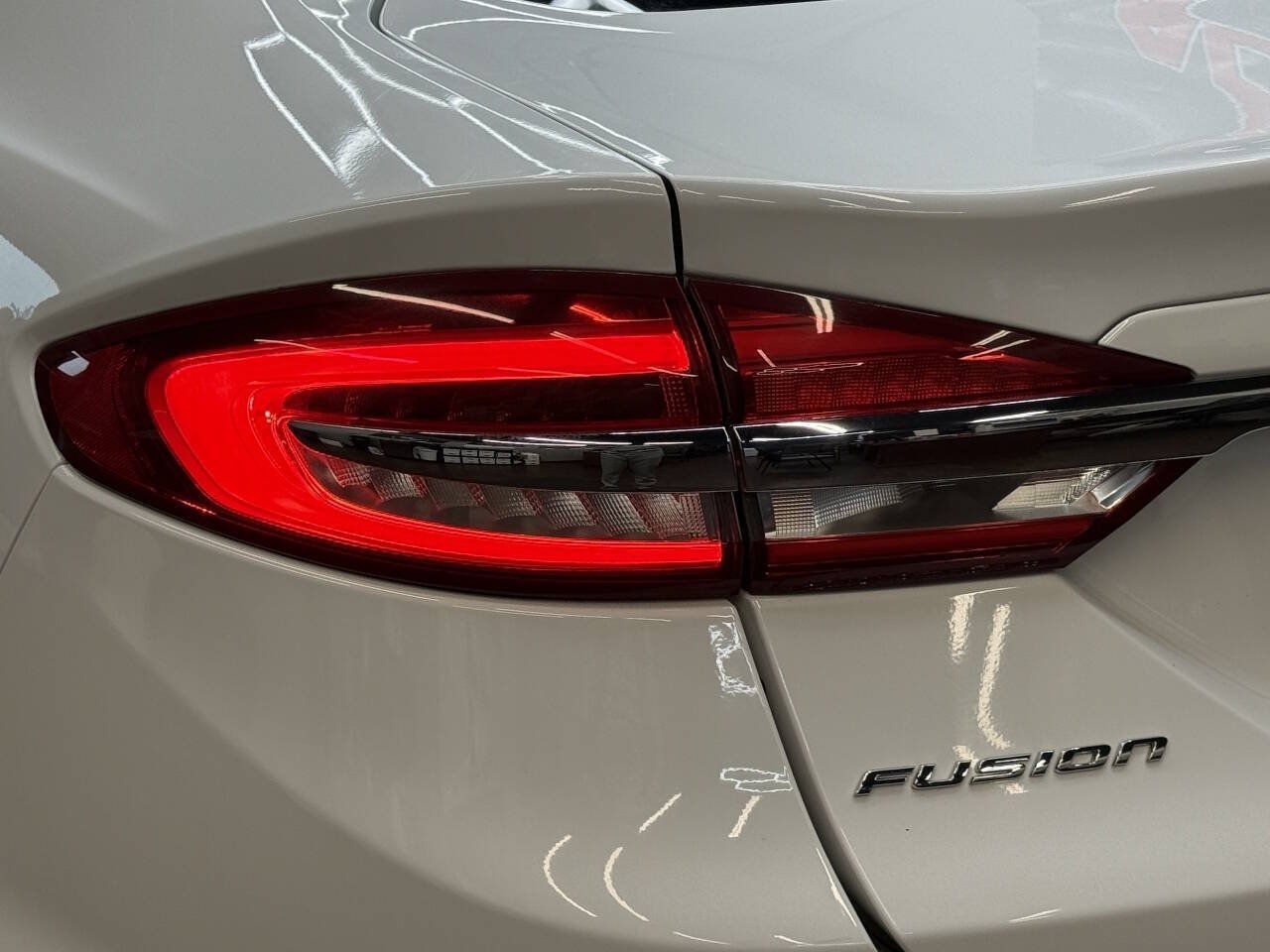 Used 2018 Ford Fusion SE w/ Fusion SE Technology Package FWD image 11