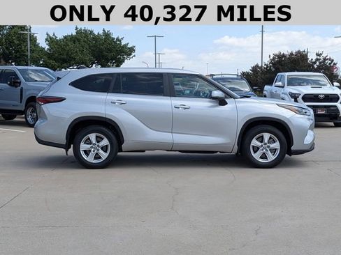 Used 2024 Toyota Highlander LE AWD/4WD image 4