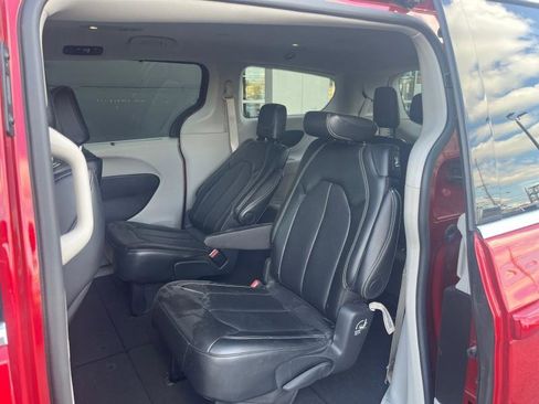 Used 2024 Chrysler Pacifica Touring-L image 28