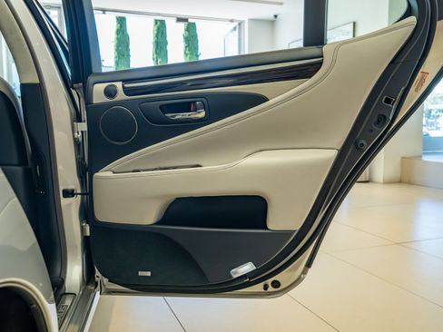 Used 2016 Lexus LS 460 w/ Comfort Package RWD image 30