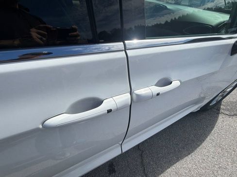 Used 2024 Chrysler Pacifica Touring-L FWD image 18