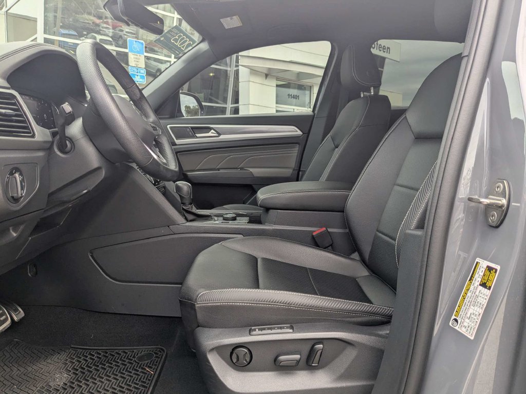 Certified 2023 Volkswagen Atlas Cross Sport SEL R-Line AWD/4WD image 2
