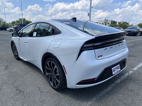 New 2026 Toyota Prius Plug-In Hybrid FWD image 6