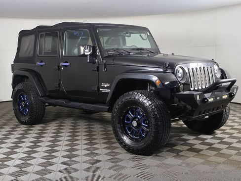 Used 2016 Jeep Wrangler Unlimited Sahara w/ Connectivity Group AWD/4WD image 40