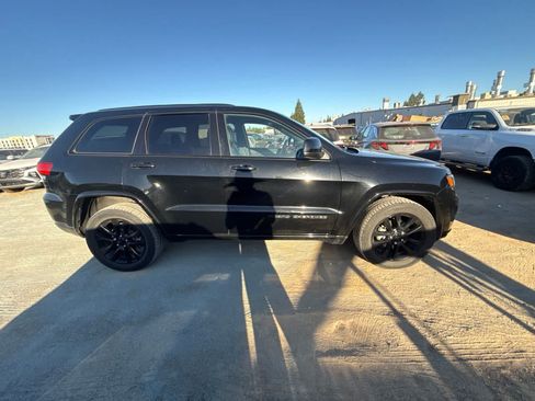 Used 2017 Jeep Grand Cherokee Altitude AWD/4WD image 4