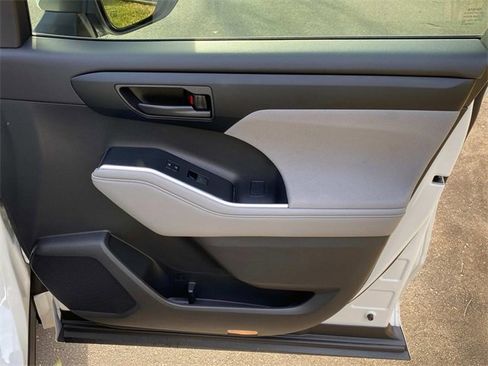 Used 2020 Toyota Highlander L w/ Phone Cable & Charge Package image 36