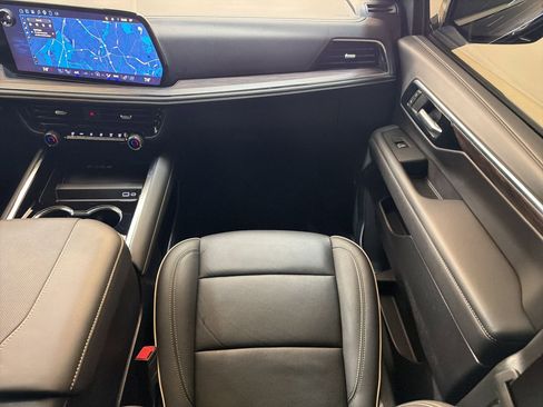 Used 2025 Chevrolet Suburban Premier image 27