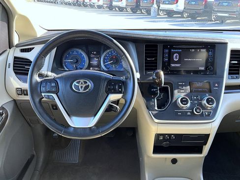Used 2017 Toyota Sienna XLE image 12