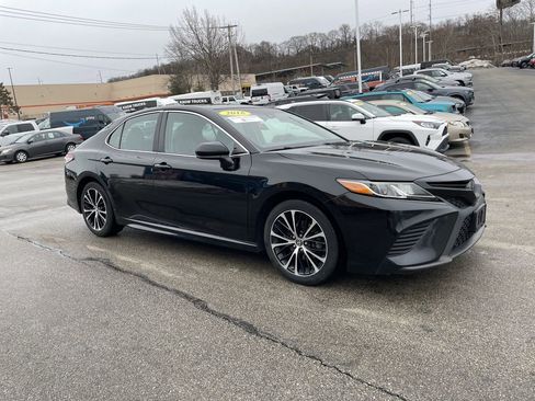 Used 2018 Toyota Camry SE w/ Moonroof Package image 6