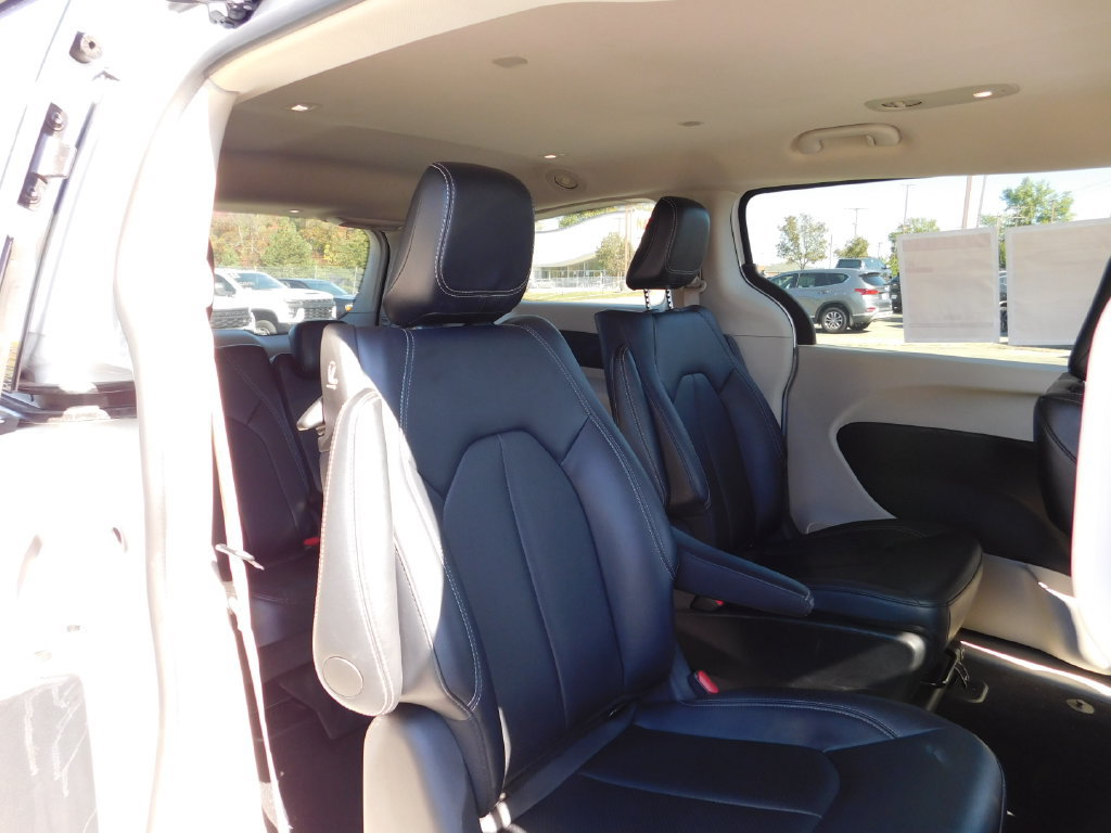 Used 2024 Chrysler Pacifica Limited FWD image 15
