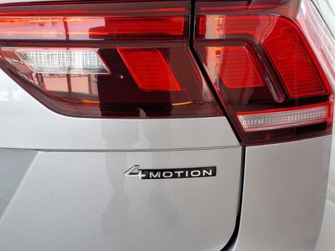 Used 2022 Volkswagen Tiguan SE AWD/4WD image 9