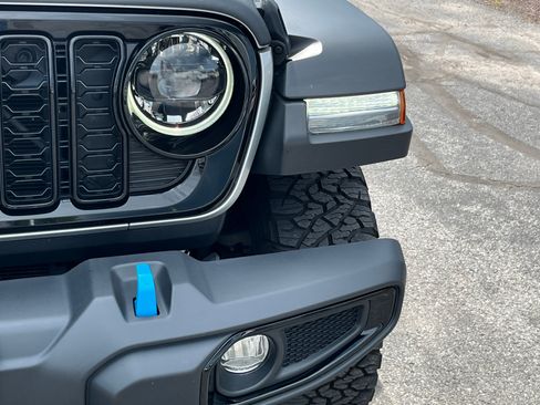 Used 2024 Jeep Wrangler Unlimited AWD/4WD image 12