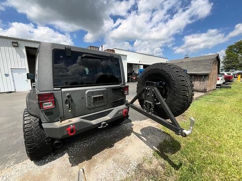 Used 2016 Jeep Wrangler Unlimited Sahara w/ Dual Top Group AWD/4WD image 7
