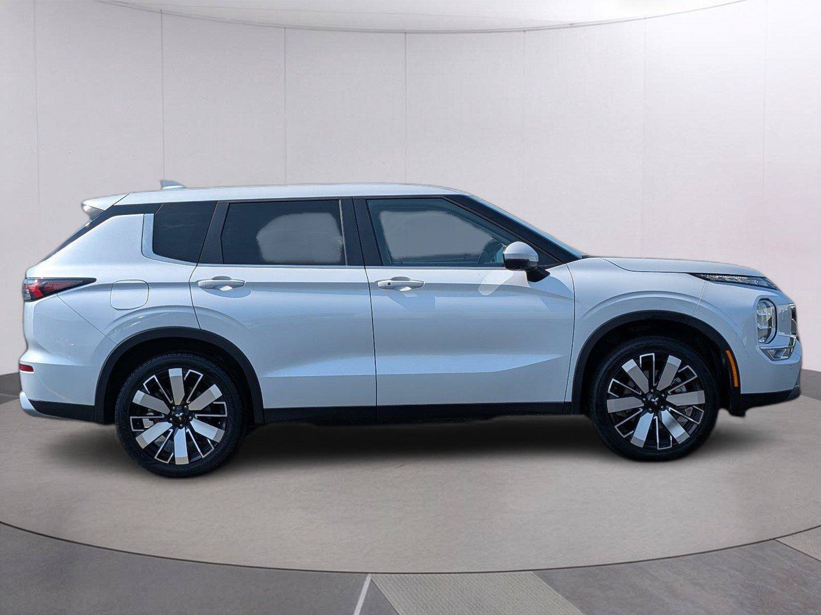 Used 2025 Mitsubishi Outlander SE AWD/4WD image 8