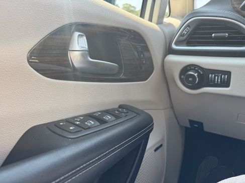 Used 2023 Chrysler Pacifica Limited w/ Uconnect Theater Family Group FWD image 32
