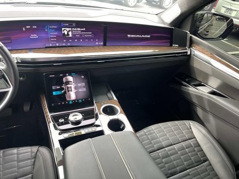 Used 2025 Cadillac Escalade Sport Platinum w/ LPO, ONYX Package image 15