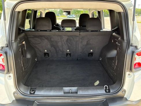Used 2023 Jeep Renegade Latitude AWD/4WD image 31