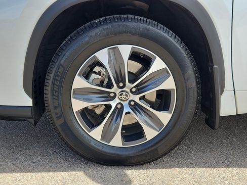 Used 2022 Toyota Highlander XLE image 18