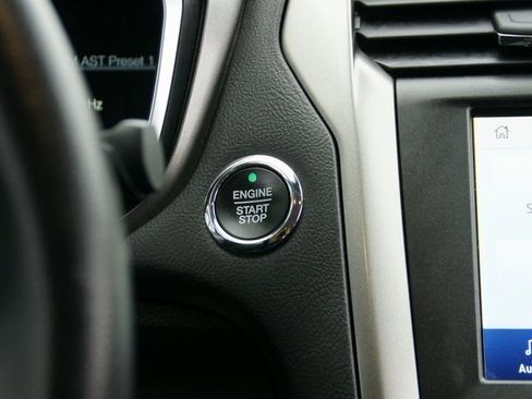 Used 2020 Ford Fusion SE image 19