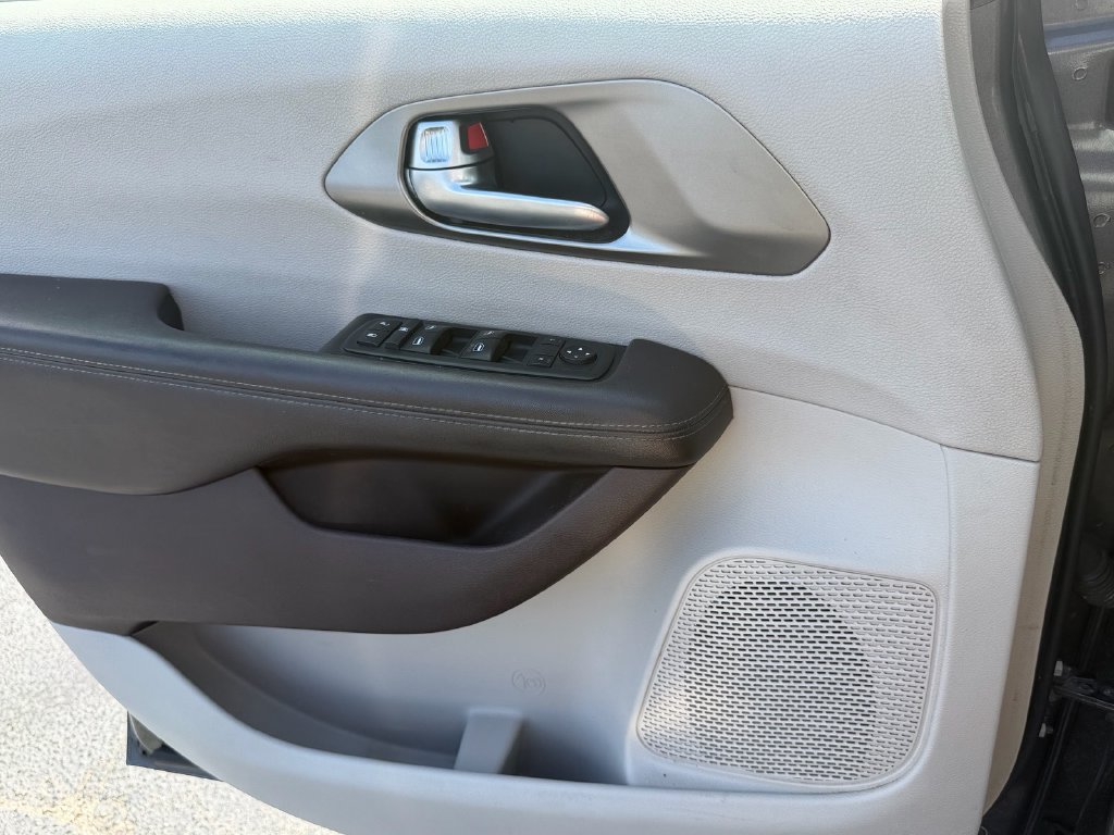 Used 2017 Chrysler Pacifica Touring FWD image 33