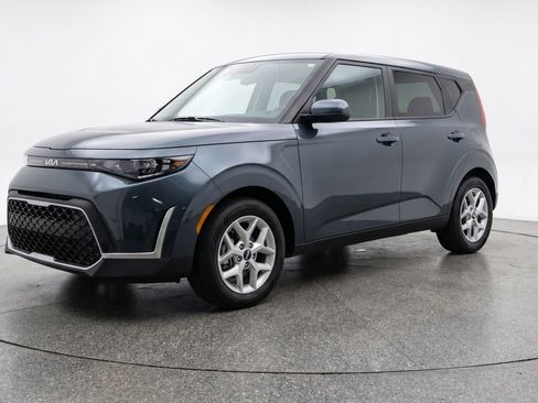 Used 2025 Kia Soul LX w/ LX Technology Package FWD image 3