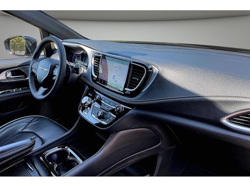Certified 2025 Chrysler Pacifica Limited FWD image 48