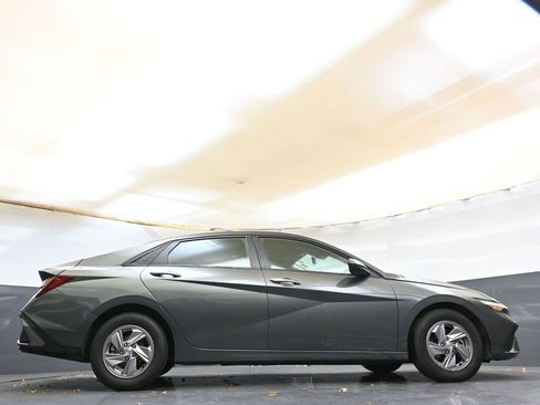 Certified 2025 Hyundai Elantra SE image 42