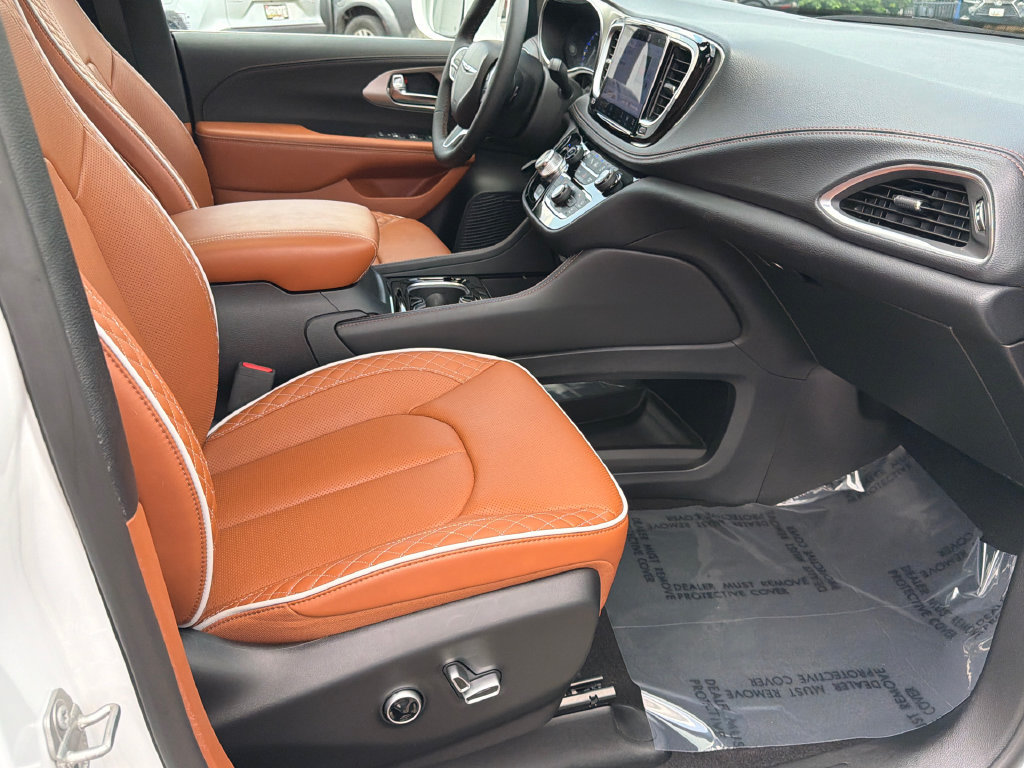 Used 2024 Chrysler Pacifica Pinnacle AWD/4WD image 12