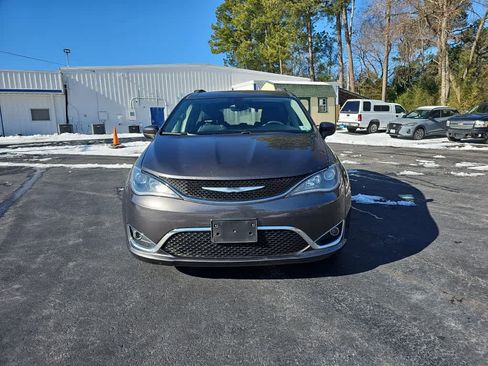 Used 2017 Chrysler Pacifica Touring-L image 8