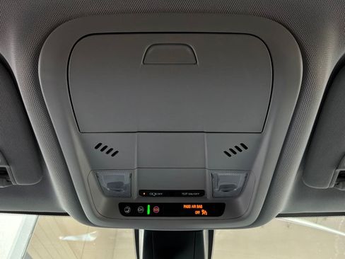 Used 2025 Chevrolet Blazer LT FWD image 17