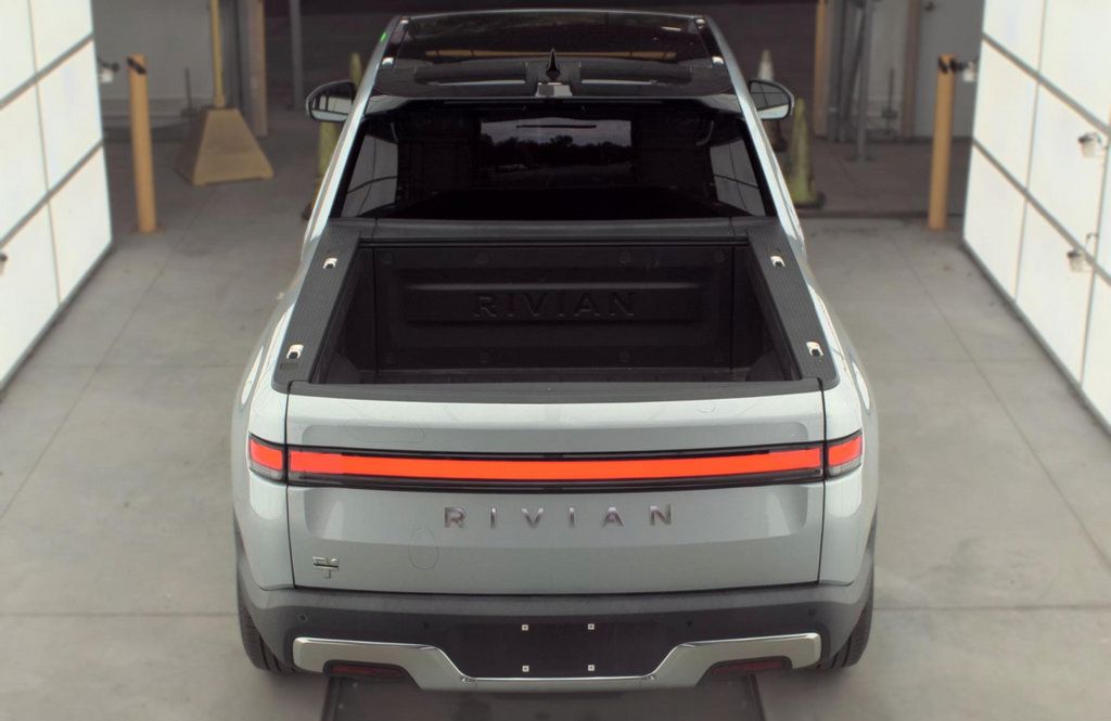 Used 2023 Rivian R1T Adventure Dual AWD/4WD image 5