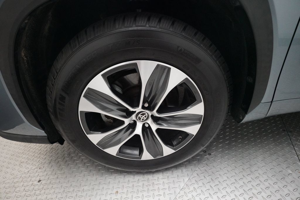 Used 2020 Toyota Highlander XLE FWD image 27