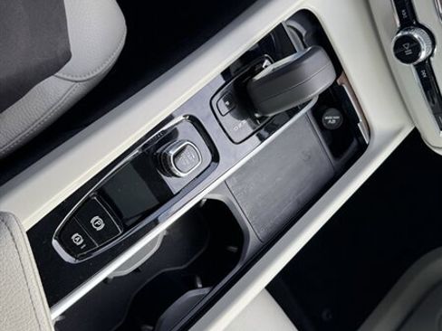 Used 2022 Volvo XC60 B5 Momentum image 14