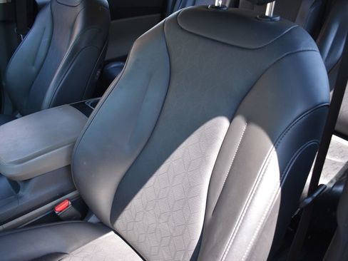 Used 2025 Kia Carnival FWD image 10