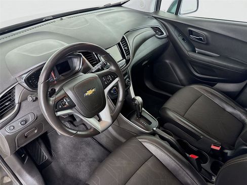 Used 2018 Chevrolet Trax LT w/ LT Convenience Package image 11