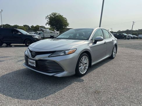 Used 2020 Toyota Camry XLE w/ Sunroof Package FWD image 3