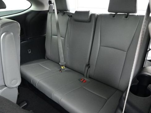 Used 2021 Toyota Highlander XLE FWD image 13