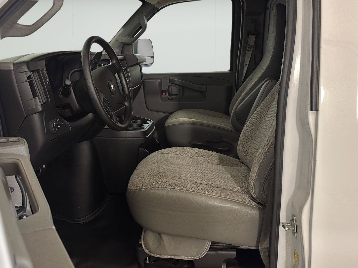 Used 2016 Chevrolet Express 2500 RWD image 13