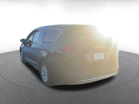 Used 2025 Chrysler Pacifica Select image 10