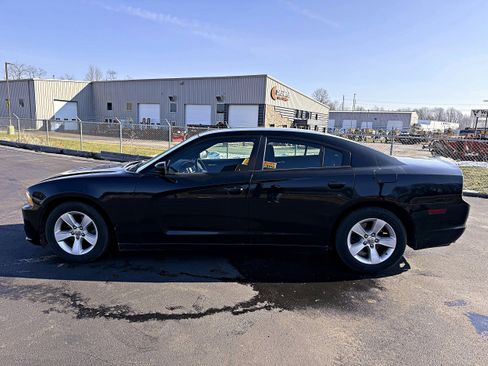 Used 2012 Dodge Charger SE image 4