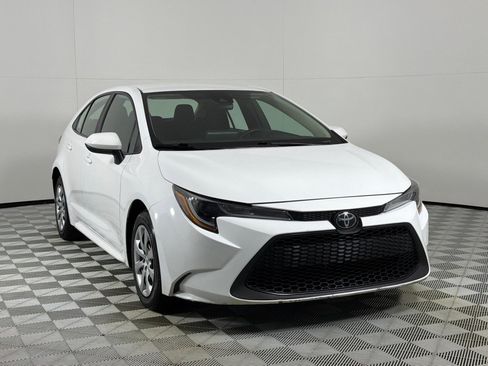 Used 2022 Toyota Corolla LE FWD image 3