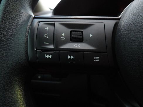 Used 2023 Nissan Rogue SV image 25