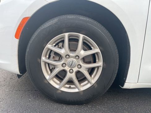 Used 2024 Chrysler Pacifica Touring-L image 9