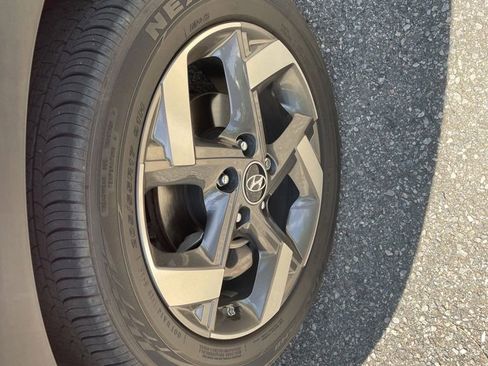 Used 2024 Hyundai Venue Limited FWD image 8