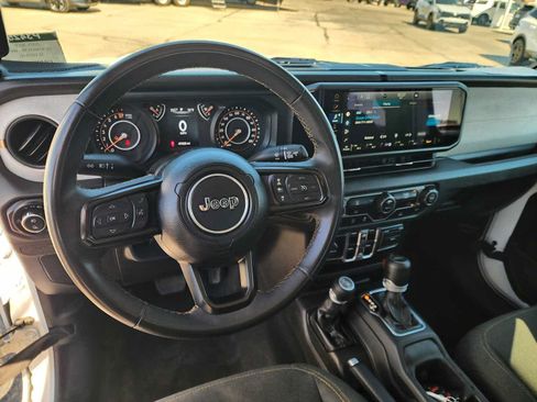 Used 2025 Jeep Gladiator Sport AWD/4WD image 2
