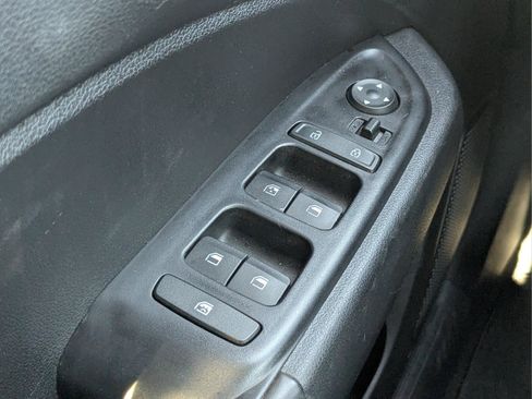 Used 2022 Hyundai Venue Limited FWD image 23