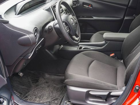 Used 2019 Toyota Prius LE w/ Carpet Mat Package image 17
