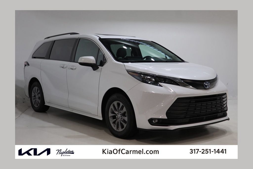 Used 2025 Toyota Sienna XLE w/ XLE Plus Package AWD/4WD image 1