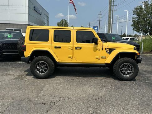 Used 2019 Jeep Wrangler Unlimited Sahara w/ Uconnect 4C Nav & Sound Group AWD/4WD image 2